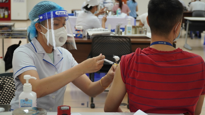 Ti&amp;ecirc;m vắc xin cho c&amp;ocirc;ng nh&amp;acirc;n, người lao động tại C&amp;ocirc;ng ty cổ phần May Pearl Việt Nam