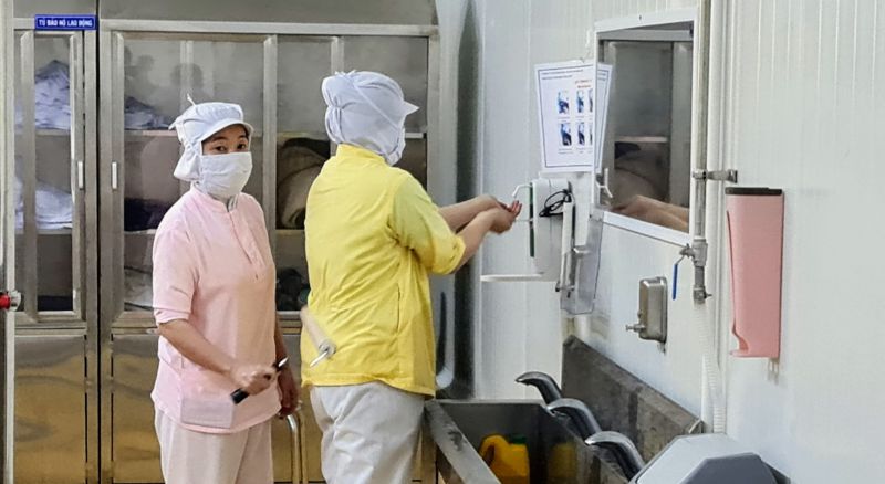 C&amp;ocirc;ng nh&amp;acirc;n rữa tay trước khi v&amp;agrave;o khu vực sản xuất