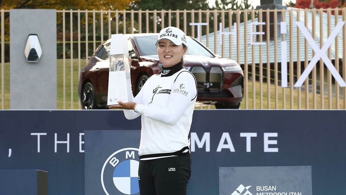 Ko Jin Young nhận chức v&amp;ocirc; địch BMW Ladies Championship. Ảnh: AFP