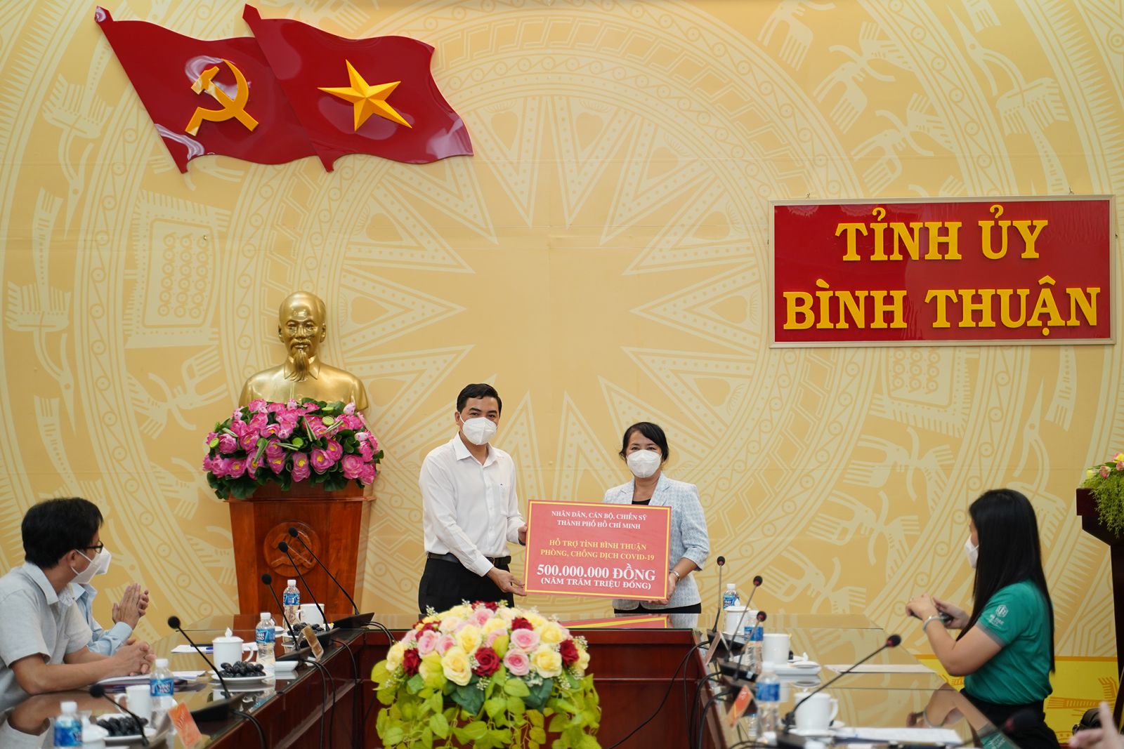 Đại diện Th&amp;agrave;nh phố Hồ Ch&amp;iacute; Minh trao qu&amp;agrave; hỗ trợ.