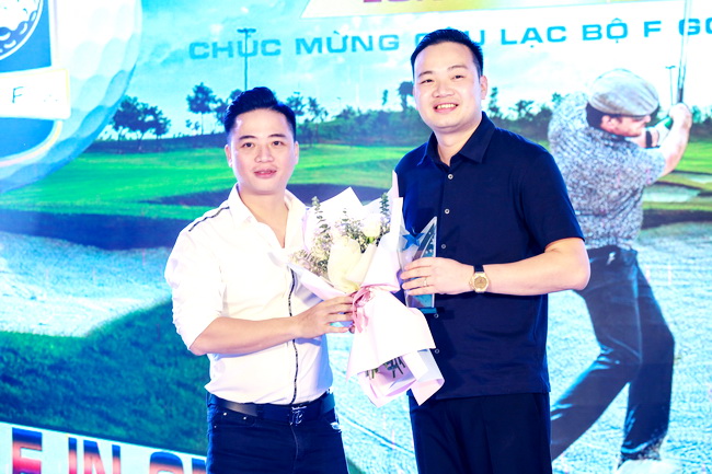 Đại diện BTC giải golf trao Kỷ niệm chương cho &amp;Ocirc;ng Nguyễn Tất T&amp;ugrave;ng - Chủ tịch HĐQT Natrumax Việt Nam