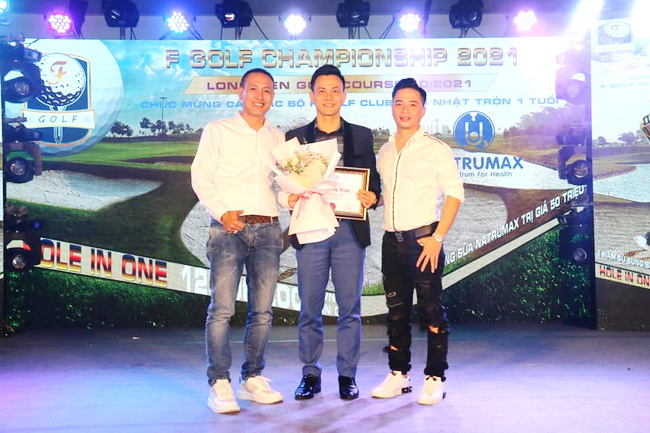 BTC giải F Golf CHAMPIONSHIP 2021 trao GCN t&amp;agrave;i trợ cho &amp;Ocirc;ng Nguyễn B&amp;aacute; H&amp;agrave; - TGĐ Natrrumax Việt Nam