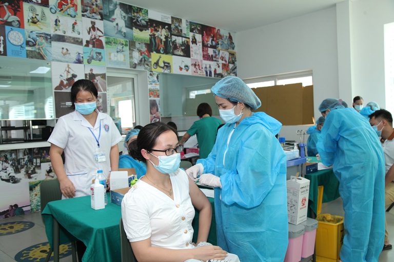 Người được ti&amp;ecirc;m đủ 2 mũi vắc xin ph&amp;ograve;ng Covid-19 chỉ c&amp;oacute; thể gi&amp;uacute;p bản th&amp;acirc;n tăng sức đề kh&amp;aacute;ng trước sức tấn c&amp;ocirc;ng của dịch bệnh chứ kh&amp;ocirc;ng c&amp;oacute; khả năng miễn nhiễm như nhiều người lầm tưởng