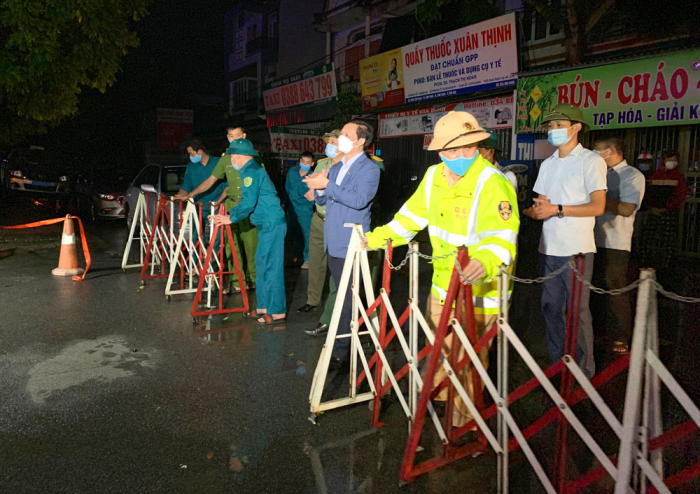 Lực lượng chức năng dỡ bỏ chốt phong tỏa tại TTYT huyện L&amp;acirc;m Thao