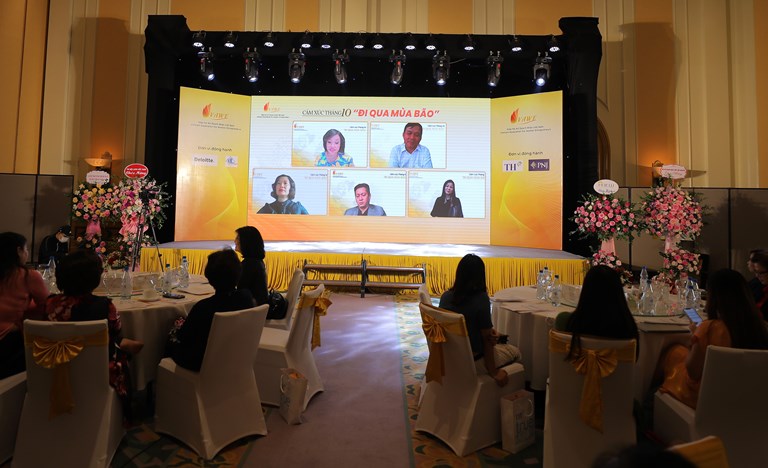 C&amp;aacute;c kh&amp;aacute;ch mời tham dự tọa đ&amp;agrave;m &amp;ldquo;Đi qua m&amp;ugrave;a b&amp;atilde;o&amp;rdquo;.