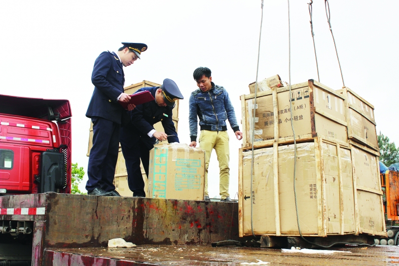 Cơ quan Hải quan sẽ tiếp tục phối hợp với c&amp;aacute;c cơ quan chức năng trong việc ngăn chặn h&amp;agrave;nh vi gian lận xuất xứ h&amp;agrave;ng h&amp;oacute;a. Trong ảnh: C&amp;ocirc;ng chức Hải quan cửa khẩu quốc tế Hữu Nghị (Cục Hải quan Lạng Sơn) kiểm tra thực tế c&amp;aacute;c l&amp;ocirc; h&amp;agrave;ng NK