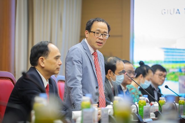 Gi&amp;aacute;o sư &amp;ndash; Tiến sỹ Tạ Th&amp;agrave;nh Văn, Chủ tịch Hội đồng trường Đại học Y H&amp;agrave; Nội, đ&amp;aacute;nh gi&amp;aacute; sự hợp t&amp;aacute;c giữa c&amp;aacute;c trường đại học v&amp;agrave; doanh nghiệp lớn để chăm s&amp;oacute;c sức khỏe nh&amp;acirc;n d&amp;acirc;n l&amp;agrave; ph&amp;ugrave; hợp với xu hướng của thế giới
