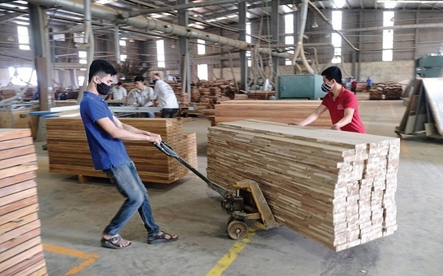 Ph&amp;aacute;t biểu tại hội thảo, l&amp;atilde;nh đạo Sở N&amp;ocirc;ng nghiệp v&amp;agrave; Ph&amp;aacute;t triển n&amp;ocirc;ng th&amp;ocirc;n cho biết tỉnh B&amp;igrave;nh Dương hỗ trợ doanh nghiệp tiếp cận với nguồn lao động, phối hợp với doanh nghiệp đ&amp;oacute;n c&amp;ocirc;ng nh&amp;acirc;n từ c&amp;aacute;c tỉnh th&amp;agrave;nh