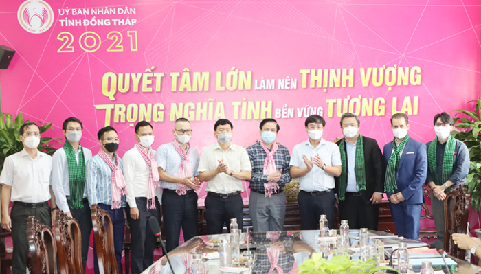 L&amp;atilde;nh đạo tỉnh chụp ảnh lưu niệm với nh&amp;agrave; đầu tư
