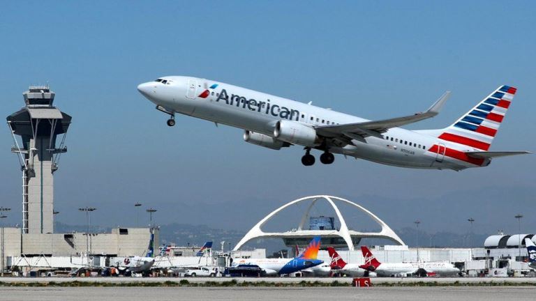 1 m&amp;aacute;y bay của American Airlines cất c&amp;aacute;nh