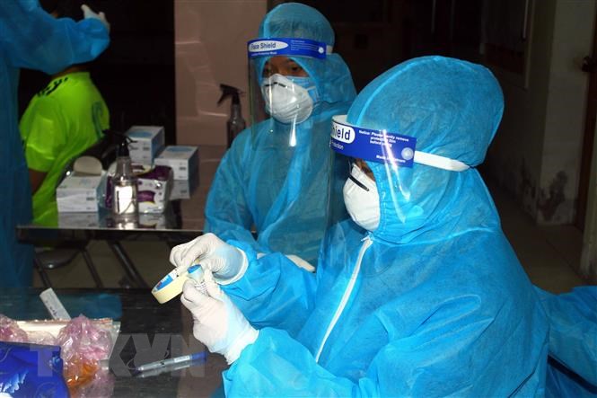 Lấy mẫu x&amp;eacute;t nghiệm cho người d&amp;acirc;nn (Ảnh: T&amp;aacute; Chuy&amp;ecirc;n)