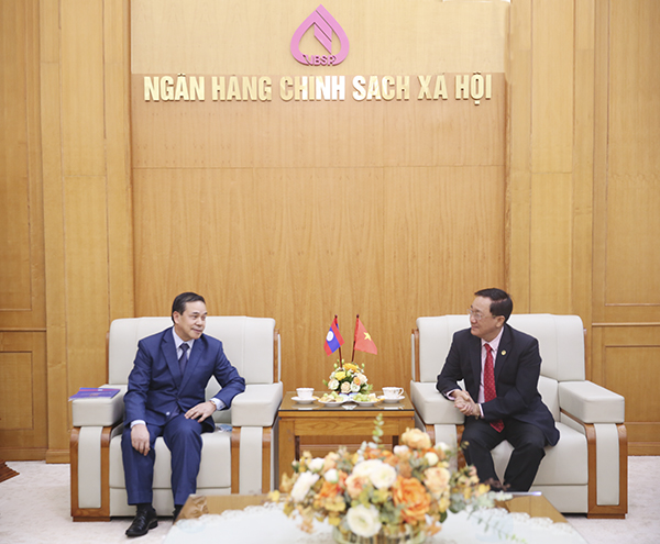Tổng Gi&amp;aacute;m đốc Dương Quyết Thắng (b&amp;ecirc;n phải) tiếp Đại sứ L&amp;agrave;o Sengphet Houngboungnuang