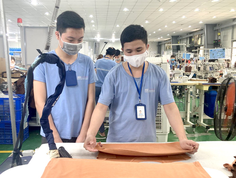 C&amp;ocirc;ng nh&amp;acirc;n l&amp;agrave;m việc tại c&amp;ocirc;ng ty TNHH dệt may Thygesen, CCN thị trấn Y&amp;ecirc;n Lập.