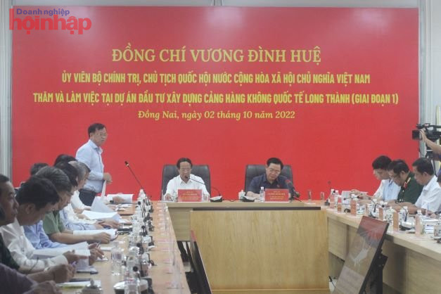 Ảnh: Chủ tịch UBND tỉnh Đồng Nai  Cao Tiến Dũng b&amp;aacute;o c&amp;aacute;o v&amp;agrave; đề xuất Chủ tịch Quốc hội Vương Đ&amp;igrave;nh Huệ tại buổi l&amp;agrave;m việc.