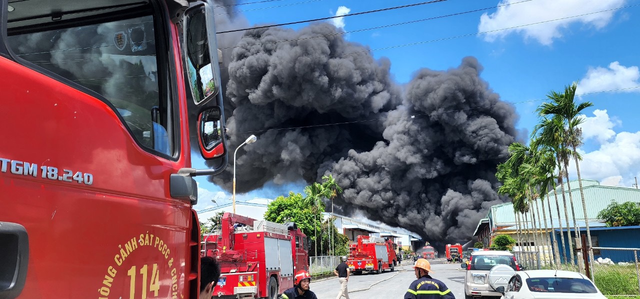 6 xe PCCC c&amp;ugrave;ng gẩn trăm c&amp;aacute;n bộ chiến sĩ nỗ lực dập tắt