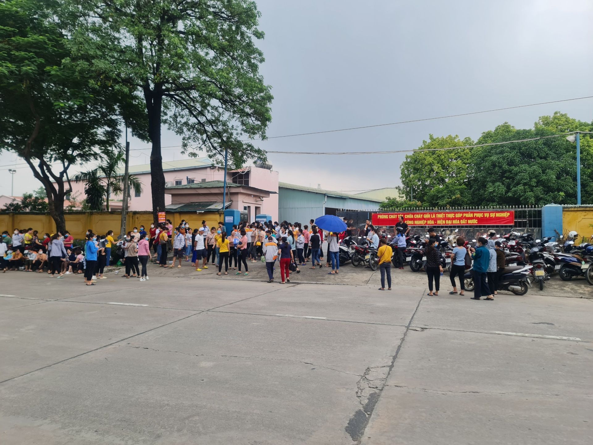 H&amp;agrave;ng trăm c&amp;ocirc;ng nh&amp;acirc;n Nam Kang Ph&amp;uacute; thọ tập trung tại cổng c&amp;ocirc;ng ty