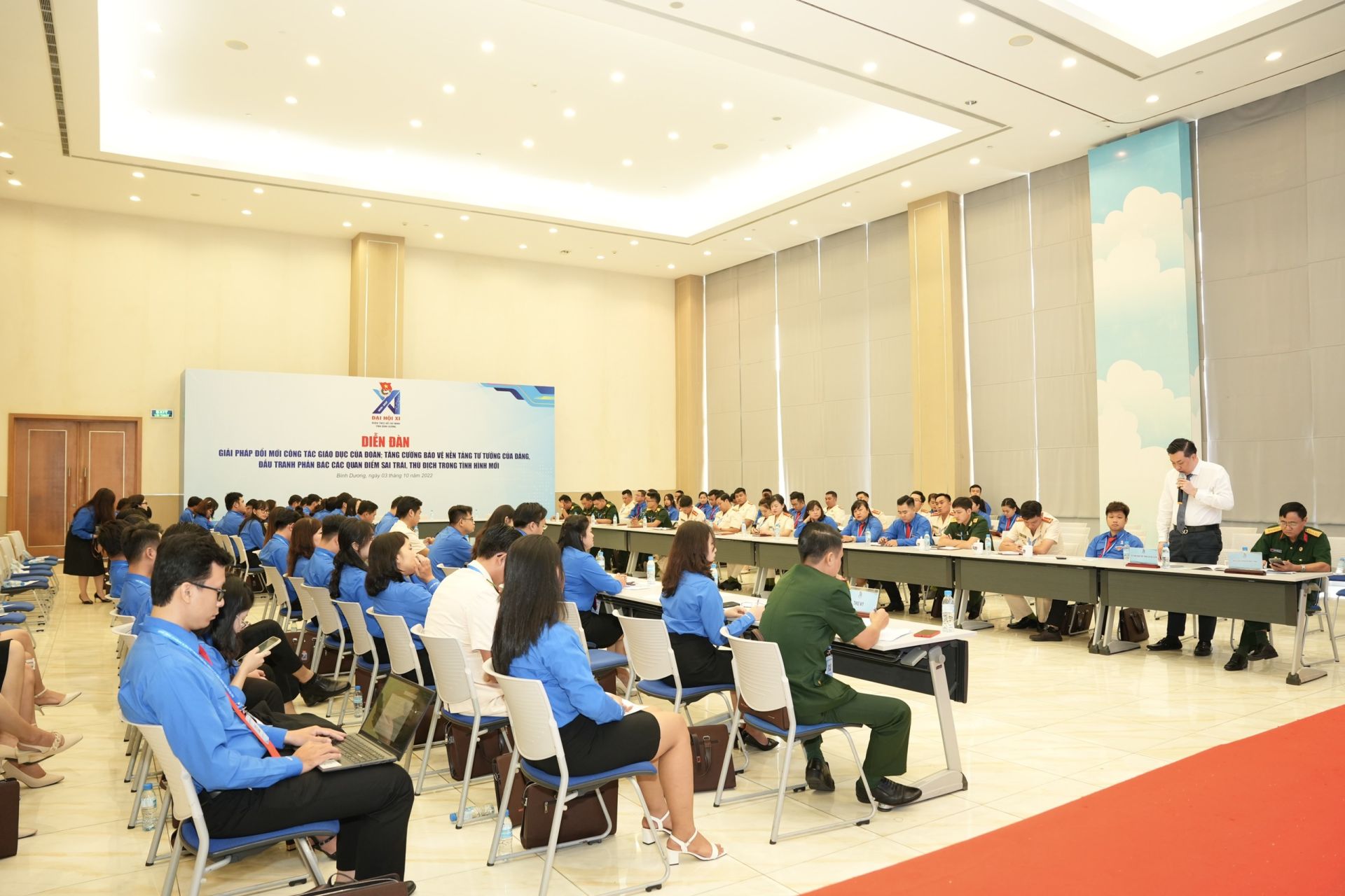 Đại biểu ph&amp;aacute;t biểu tham luận tại Diễn đ&amp;agrave;n