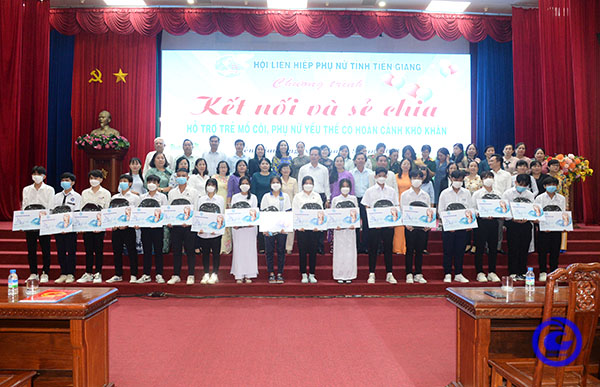 Trao học bổng cho c&amp;aacute;c em mồ c&amp;ocirc;i do dịch Covid-19.