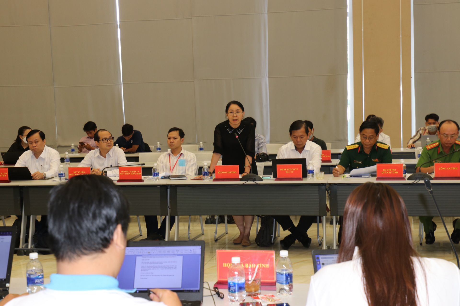 Đại biểu ph&amp;aacute;t biểu tại buổi họp b&amp;aacute;o