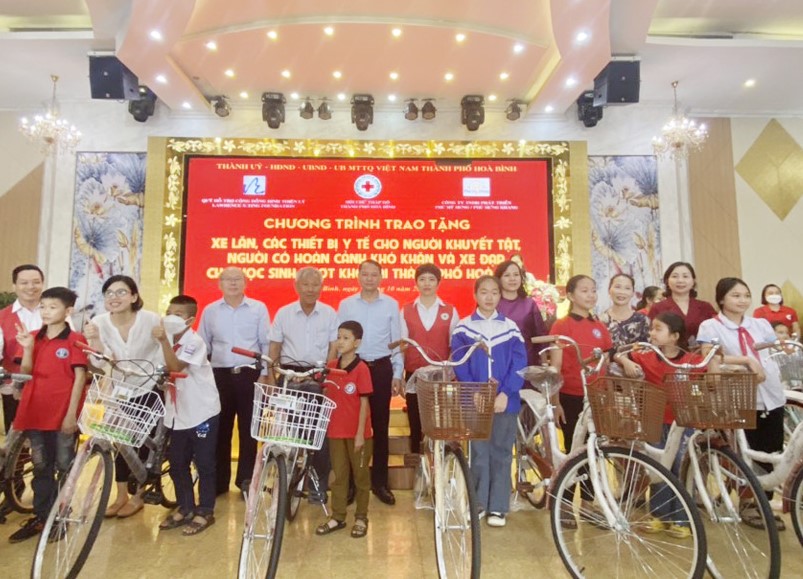 C&amp;aacute;c nh&amp;agrave; t&amp;agrave;i trợ v&amp;agrave; đại diện Hội Chữ thập đỏ th&amp;agrave;nh phố trao xe đạp cho học sinh ngh&amp;egrave;o tr&amp;ecirc;n địa b&amp;agrave;n.