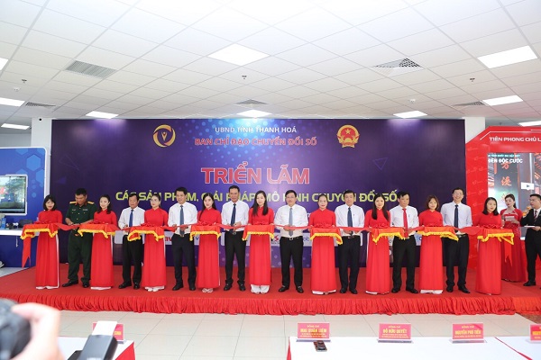 C&amp;aacute;c đại biểu cắt băng kh&amp;aacute;nh th&amp;agrave;nh chuyển đổi số Quốc gia năm 2022