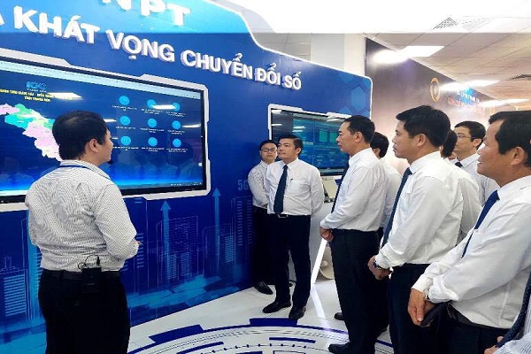 C&amp;aacute;c đại biểu TW v&amp;agrave; tỉnh Thanh H&amp;oacute;a thăm quan c&amp;aacute;c gian  h&amp;agrave;ng tại triển l&amp;atilde;m