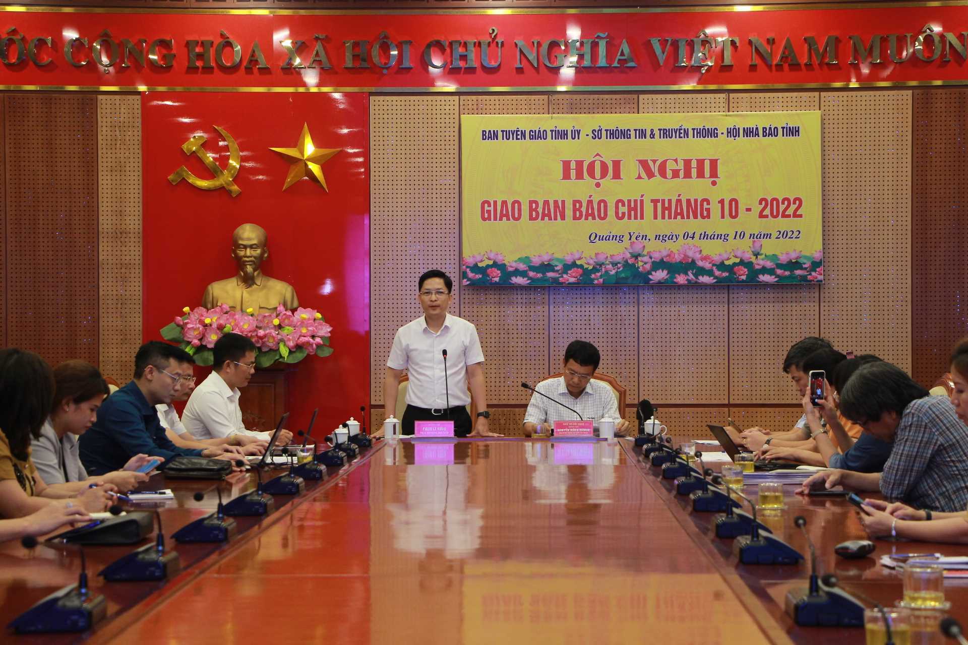 Ch&amp;uacute; th&amp;iacute;ch ảnh: &amp;Ocirc;ng Phạm L&amp;ecirc; Hưng, Ph&amp;oacute; B&amp;iacute; thư Thường trực Thị ủy Quảng Y&amp;ecirc;n  b&amp;aacute;o c&amp;aacute;o kết quả kinh tế, ch&amp;iacute;nh trị, x&amp;atilde; hội 9 th&amp;aacute;ng năm 2022 tại hội nghị giao ban