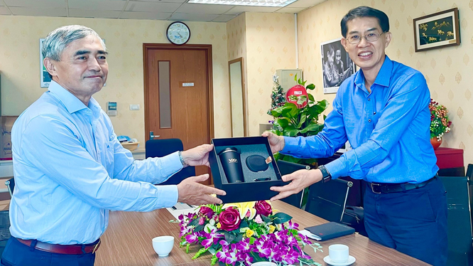 Chủ tịch VDCA Nguyễn Minh Hồng (b&amp;ecirc;n tr&amp;aacute;i) trao qu&amp;agrave; lưu niệm cho Chủ tịch ATIS George CS Choo