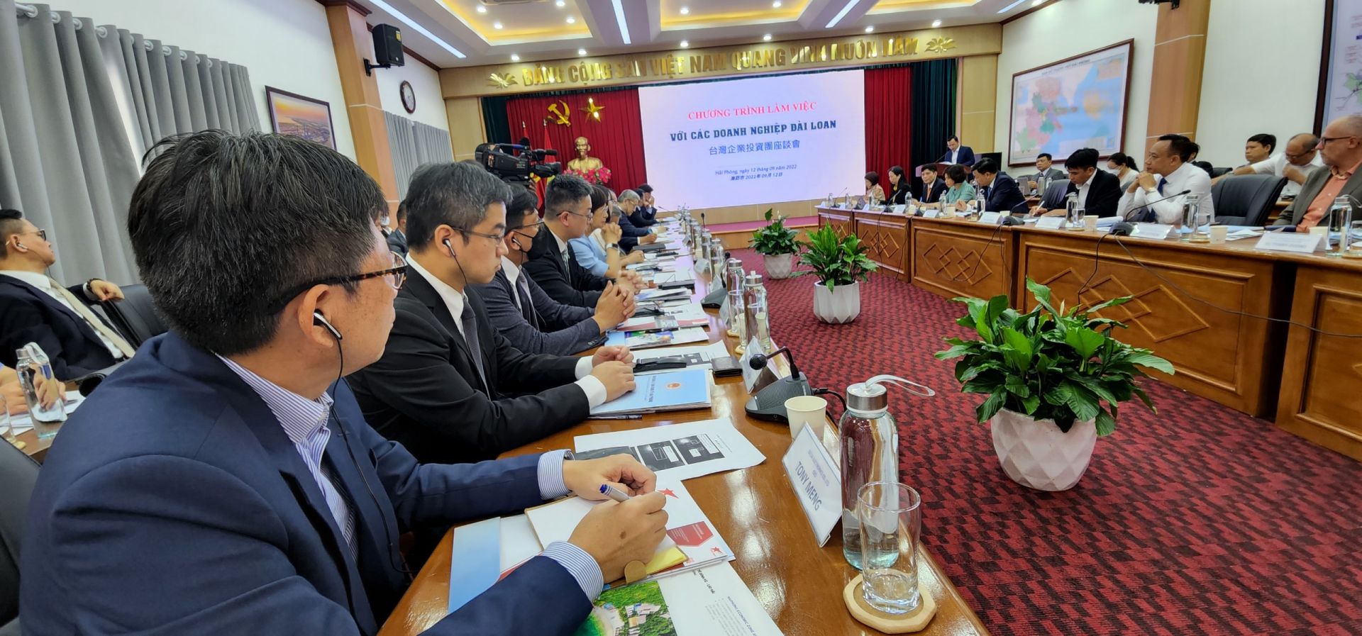 Ban Quản l&amp;yacute; khu kinh tế Hải Ph&amp;ograve;ng nỗ lực thu h&amp;uacute;t đầu tư nước ngo&amp;agrave;i nhưng cũng lu&amp;ocirc;n quan t&amp;acirc;m đồng h&amp;agrave;nh c&amp;ugrave;ng c&amp;ocirc;ng nh&amp;acirc;n người lao động