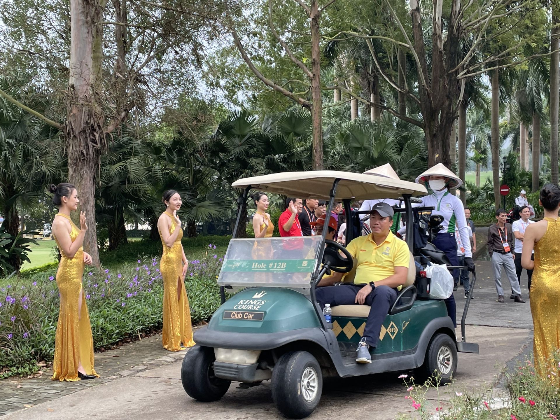 Thời tiết ủng hộ c&amp;aacute;c golfer ra s&amp;acirc;n