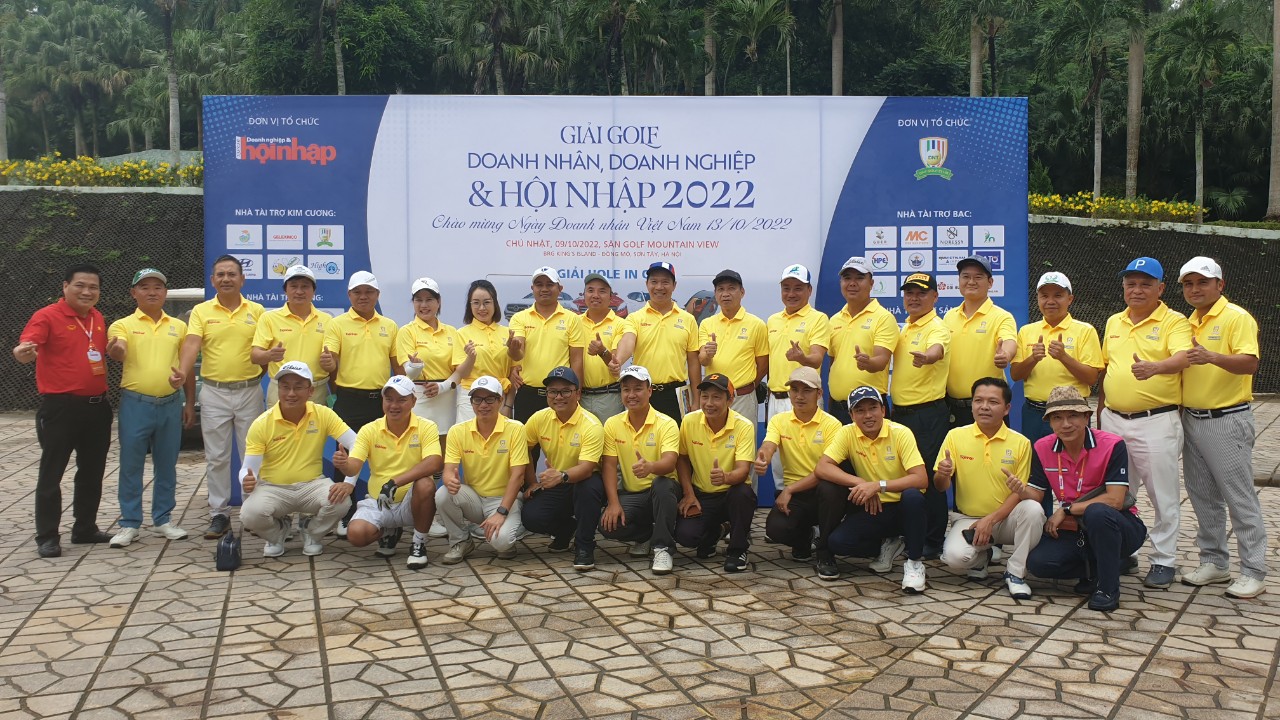C&amp;aacute;c golfers chụp ảnh kỉ niệm trước giờ thi đấu