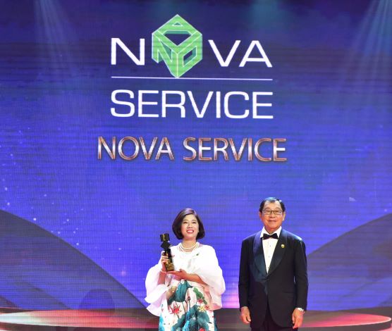 B&amp;agrave; Nguyễn Như Xu&amp;acirc;n Trang - Tổng Gi&amp;aacute;m đốc Nova Service đại diện c&amp;ocirc;ng ty nhận giải
