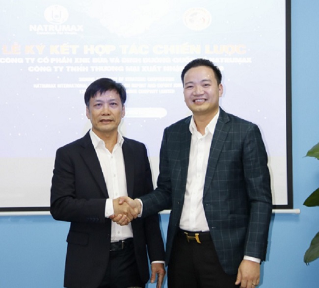 &amp;Ocirc;ng Nguyễn Tất T&amp;ugrave;ng v&amp;agrave; &amp;ocirc;ng Nguyễn Sỹ Nhật c&amp;ugrave;ng bắt tay hợp t&amp;aacute;c trước sự chứng kiến của tập thể l&amp;atilde;nh đạo Natrumax.