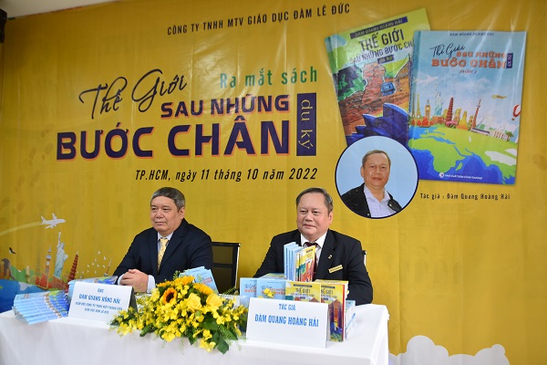 T&amp;aacute;c giả Đ&amp;agrave;m Quang Ho&amp;agrave;ng Hải giới thiệu s&amp;aacute;ch tại buổi ra mắt