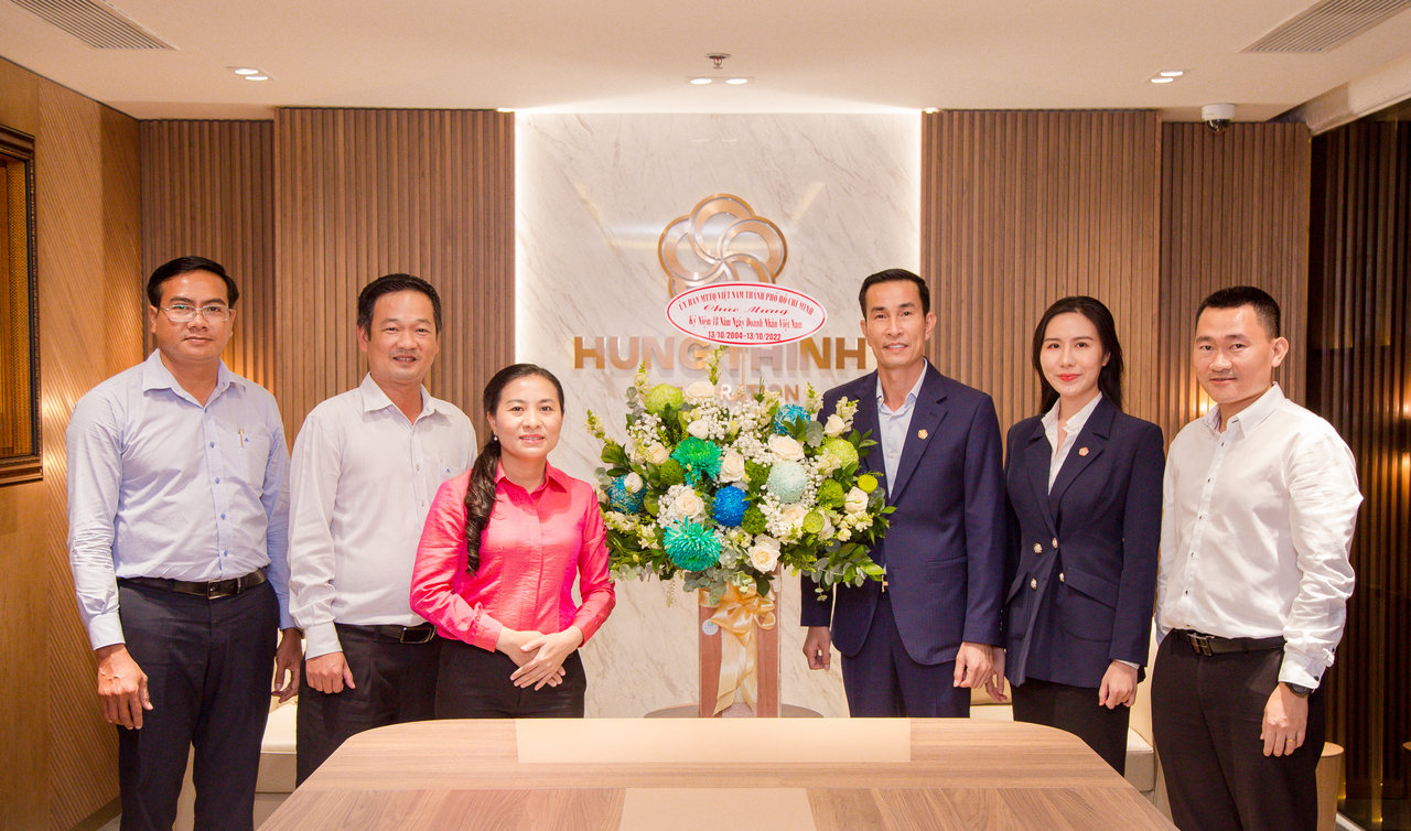 (thứ 3 từ phải sang) nhận hoa ch&amp;uacute;c mừng   từ b&amp;agrave; Phan Kiều Thanh Hương, Ph&amp;oacute; Chủ tịch Ủy ban MTTQVN TP.HCM (thứ 3 từ tr&amp;aacute;i sang) nh&amp;acirc;n dịp ng&amp;agrave;y Doanh nh&amp;acirc;n Việt Nam