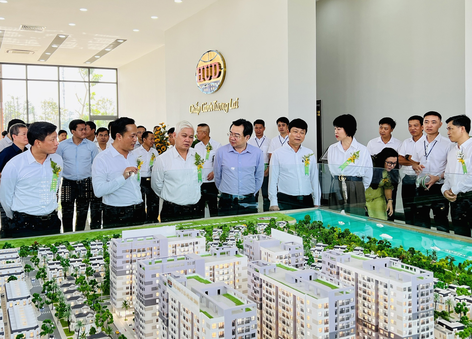 L&amp;atilde;nh đạo Bộ X&amp;acirc;y dựng v&amp;agrave; tỉnh B&amp;igrave;nh Dương tham quan m&amp;ocirc; h&amp;igrave;nh nh&amp;agrave; ở x&amp;atilde; hội An Sinh tại Lễ khởi c&amp;ocirc;ng x&amp;acirc;y dựng dự &amp;aacute;n nh&amp;agrave; ở x&amp;atilde; hội An Sinh ở phường Ch&amp;aacute;nh Mỹ, th&amp;agrave;nh phố Thủ Dầu Một, tỉnh B&amp;igrave;nh Dương _Nguồn: thanhnien.vn