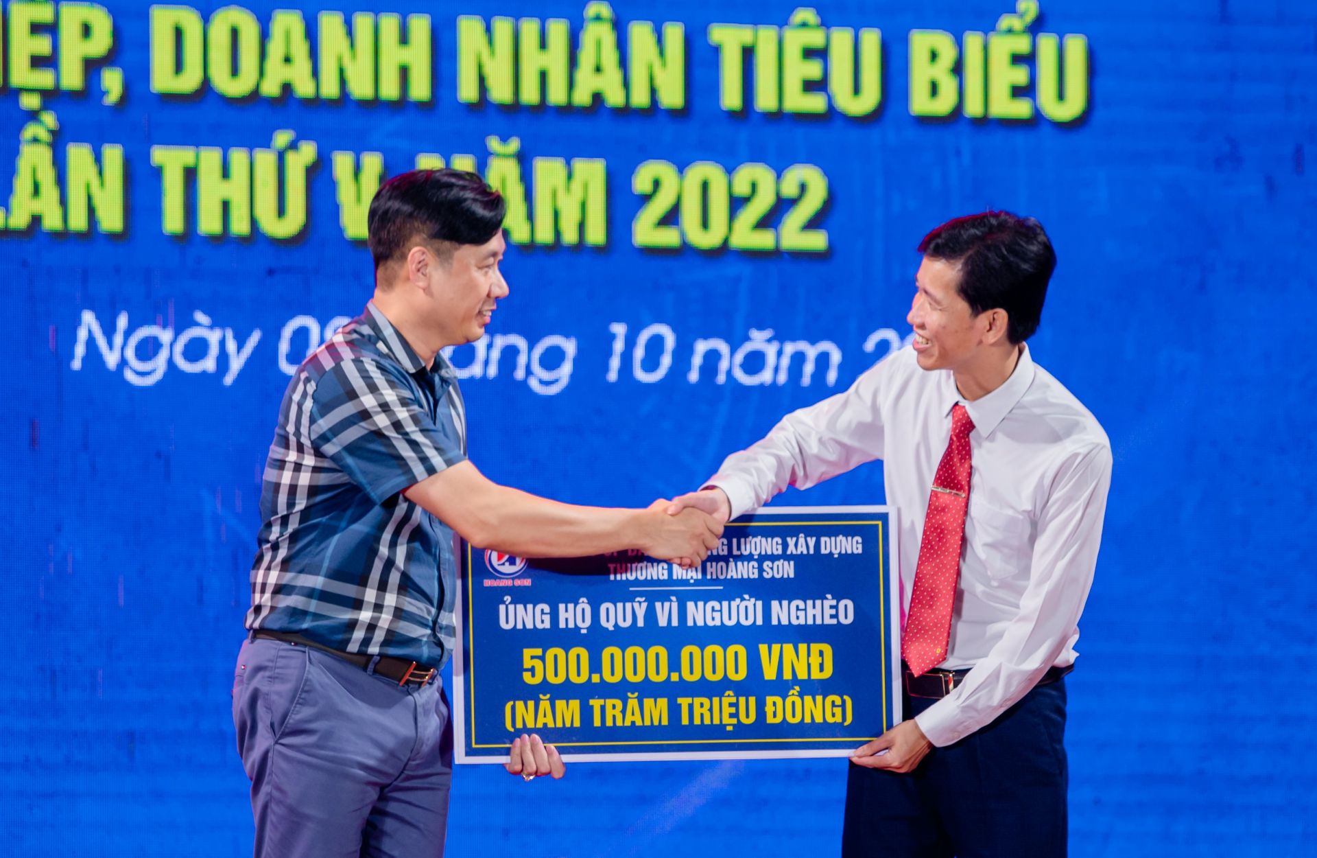C&amp;ocirc;ng ty CP ĐTNLXDTM Ho&amp;agrave;ng Sơn ủng hộ Quỹ v&amp;igrave; người ngh&amp;egrave;o tỉnh H&amp;ograve;a B&amp;igrave;nh năm 2022 số tiền 500 triệu đồng