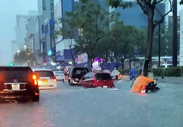 Nhiều khu vực trung tâm Đà Nẵng bị ngập nặng do mưa lớn trong chiều tối 14/10/2022. Nhiều khu vực trung tâm Đà Nẵng bị ngập nặng do mưa lớn trong chiều tối 14/10/2022.
