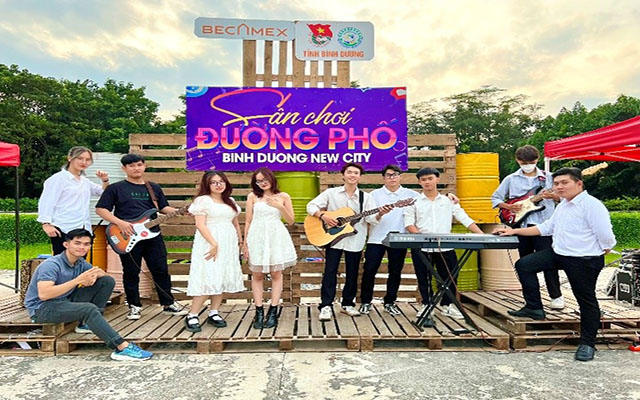 Lis Band &amp;ndash; ban nhạc gồm c&amp;aacute;c bạn trẻ đam m&amp;ecirc; &amp;acirc;m nhạc đ&amp;atilde; đồng h&amp;agrave;nh thường xuy&amp;ecirc;n c&amp;ugrave;ng  S&amp;acirc;n chơi đường phố