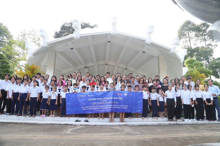 Đo&amp;agrave;n doanh nh&amp;acirc;n TP.HCM chụp ảnh lưu niệm c&amp;ugrave;ng c&amp;aacute;c em học sinh được trao học bổng