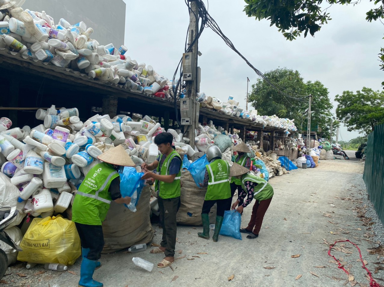 Hoạt động thu gom r&amp;aacute;c thải nhựa của Unilever Việt Nam