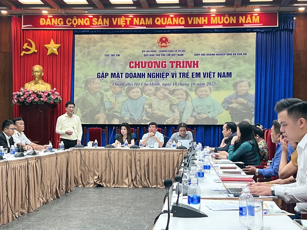Ảnh &amp;Ocirc;ng Ho&amp;agrave;ng Văn Tiến - Gi&amp;aacute;m đốc Quỹ Bảo trợ t=Trẻ em Việt Nam (người đứng) chia sẻ th&amp;ocirc;ng tin c&amp;aacute;c hoạt động của Quỹ đến với doanh nghiệp