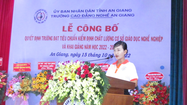 T&amp;acirc;n sinh vi&amp;ecirc;n L&amp;ecirc; Thị Thanh Loan ng&amp;agrave;nh kế to&amp;aacute;n doanh nghiệp ph&amp;aacute;t biểu cảm nghĩ trong buổi lễ khai giảng năm học mới