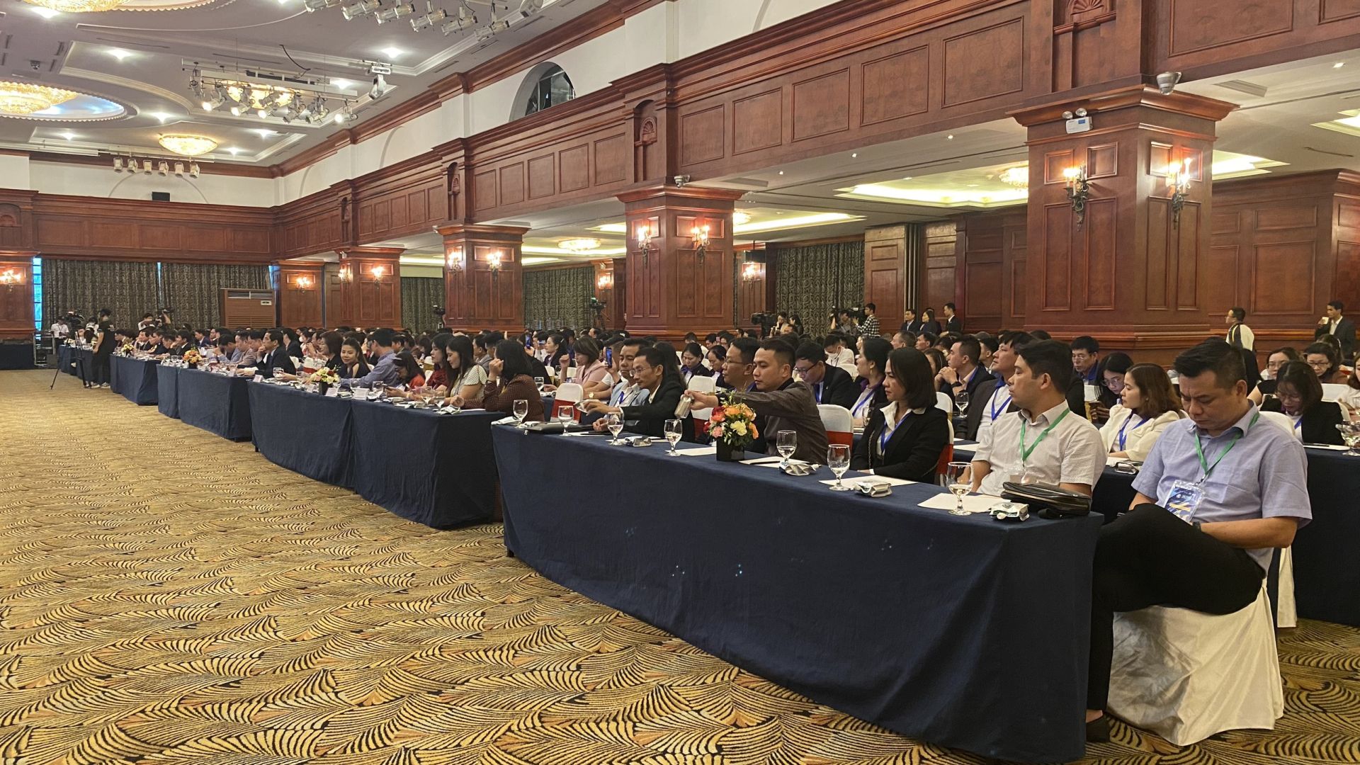To&amp;agrave;n cảnh phi&amp;ecirc;n thảo luận