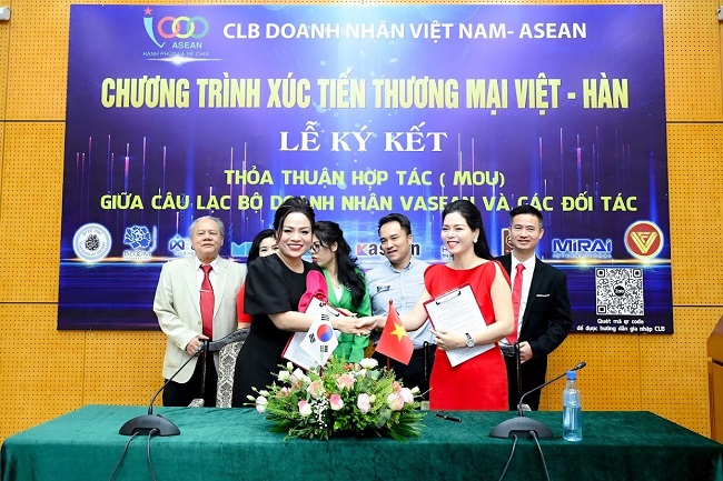 Hoa hậu doanh nh&amp;acirc;n QT L&amp;ecirc; Thị Thao - TGĐ đại diện KYC c&amp;ugrave;ng b&amp;agrave; Nguyễn Thị Ng&amp;acirc;n - Chủ tịch Vasean k&amp;iacute; kết thỏa thuận hợp t&amp;aacute;c.