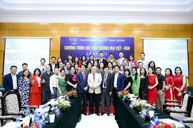 C&amp;aacute;c đại biểu, doanh nghiệp tham dự Lễ k&amp;yacute; kết chụp ảnh lưu niệm