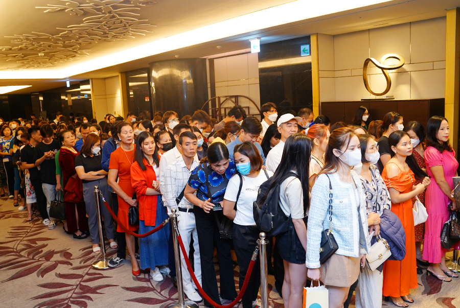 Kh&amp;aacute;ch h&amp;agrave;ng xếp th&amp;agrave;nh h&amp;agrave;ng d&amp;agrave;i chờ đăng k&amp;yacute; tham gia Đại tiệc vinh danh của Thu C&amp;uacute;c