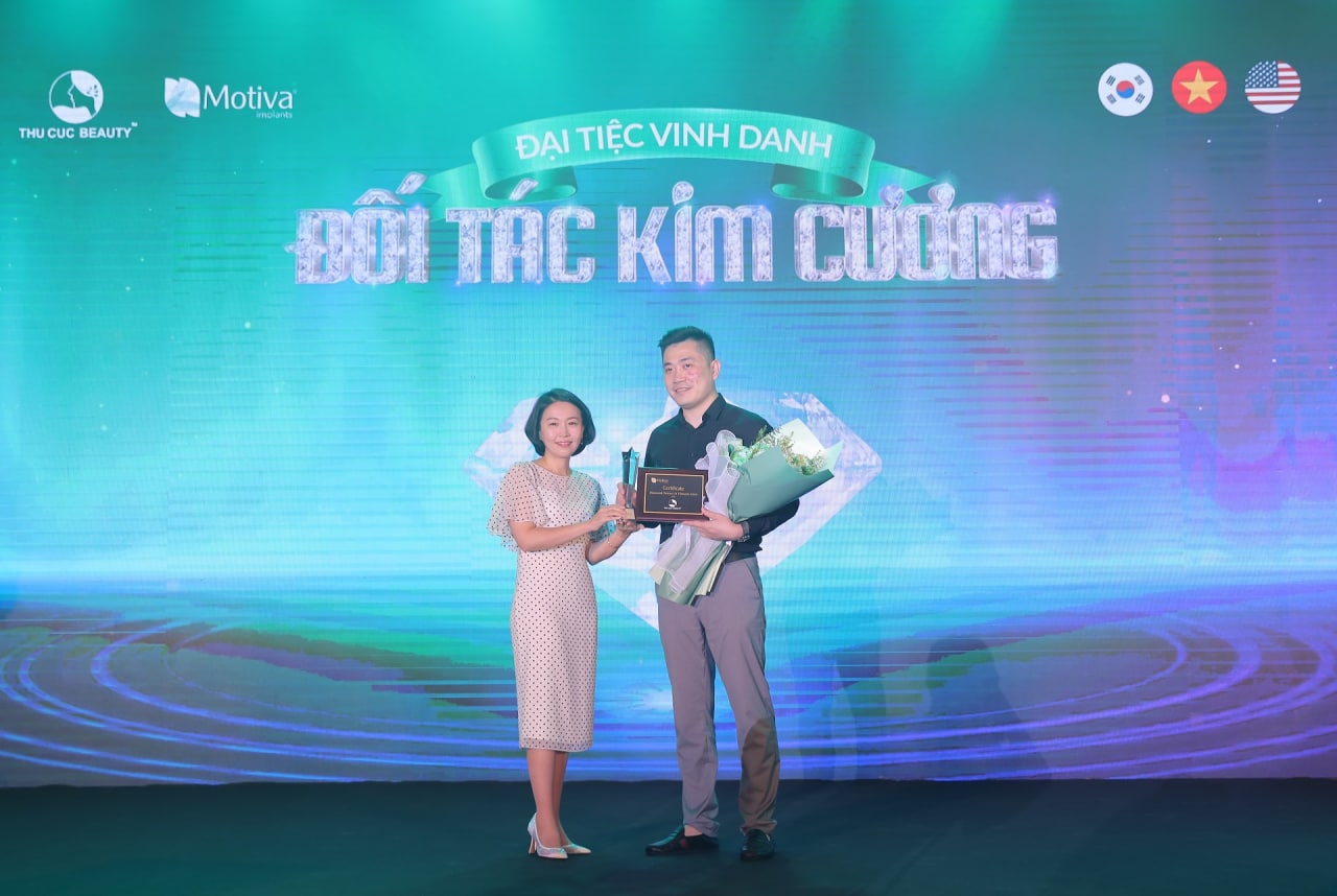 Đại diện Thu C&amp;uacute;c nhận bằng v&amp;agrave; c&amp;uacute;p Vinh danh Đối t&amp;aacute;c kim Cương từ ph&amp;iacute;a Motiva