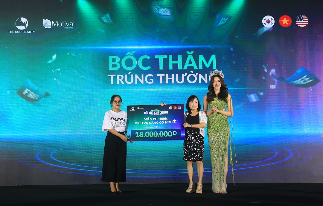Kh&amp;aacute;ch h&amp;agrave;ng may mắn nhận được suất l&amp;agrave;m đẹp 0 đồng tại Đại tiệc vinh danh của Thu C&amp;uacute;c