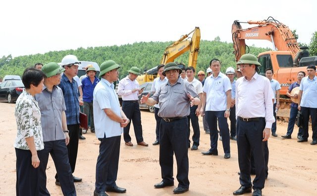 Thủ tướng Phạm Minh Ch&amp;iacute;nh đi kiểm tra, đ&amp;ocirc;n đốc dự &amp;aacute;n cao tốc Tuy&amp;ecirc;n Quang &amp;ndash; Ph&amp;uacute; Thọ (hồi th&amp;aacute;ng 9/2022)